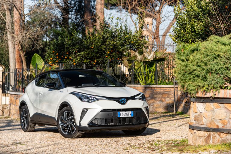 Toyota C-HR 2.0 Hybrid, la prova su strada