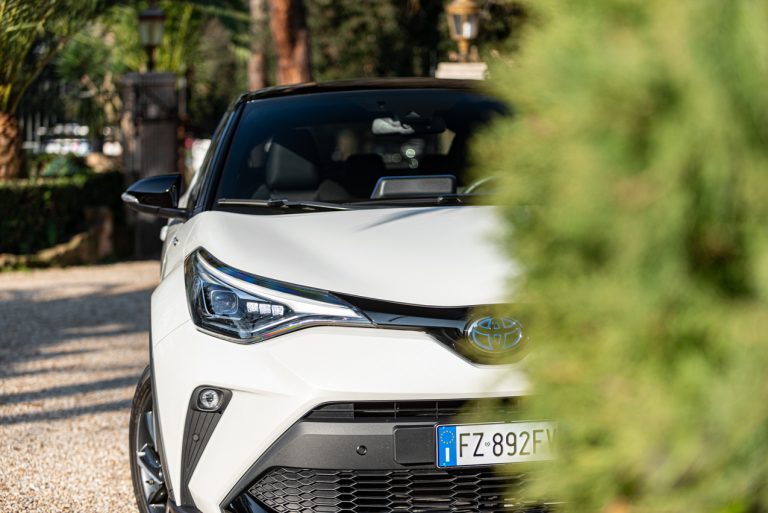 Toyota C-HR 2.0 Hybrid, la prova su strada