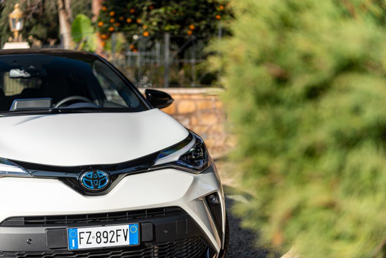Toyota C-HR 2.0 Hybrid, la prova su strada