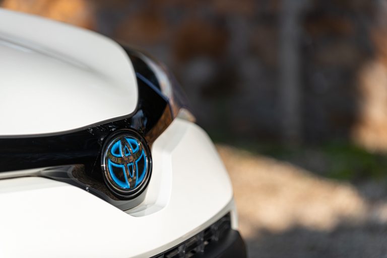 Toyota C-HR 2.0 Hybrid, la prova su strada