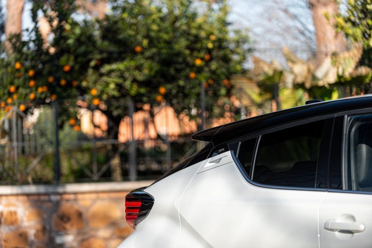 Toyota C-HR 2.0 Hybrid, la prova su strada