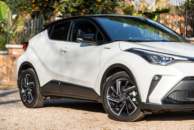 Toyota C-HR 2.0 Hybrid, la prova su strada