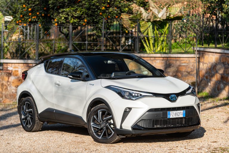Toyota C-HR 2.0 Hybrid, la prova su strada