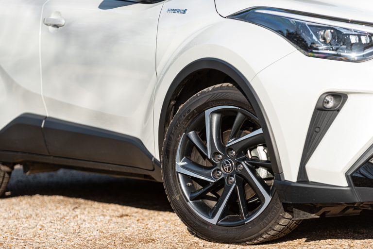 Toyota C-HR 2.0 Hybrid, la prova su strada