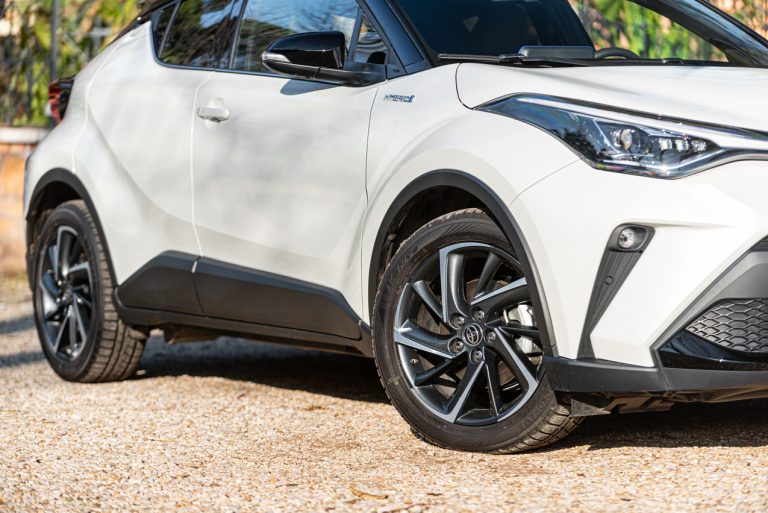 Toyota C-HR 2.0 Hybrid, la prova su strada