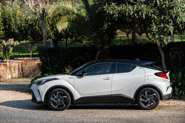 Toyota C-HR 2.0 Hybrid, la prova su strada