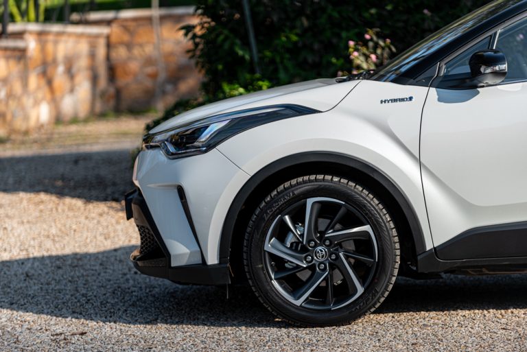 Toyota C-HR 2.0 Hybrid, la prova su strada