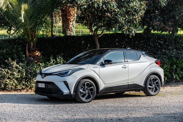 Toyota C-HR 2.0 Hybrid, la prova su strada