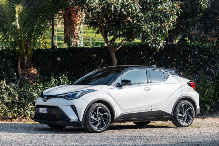 Toyota C-HR 2.0 Hybrid, la prova su strada