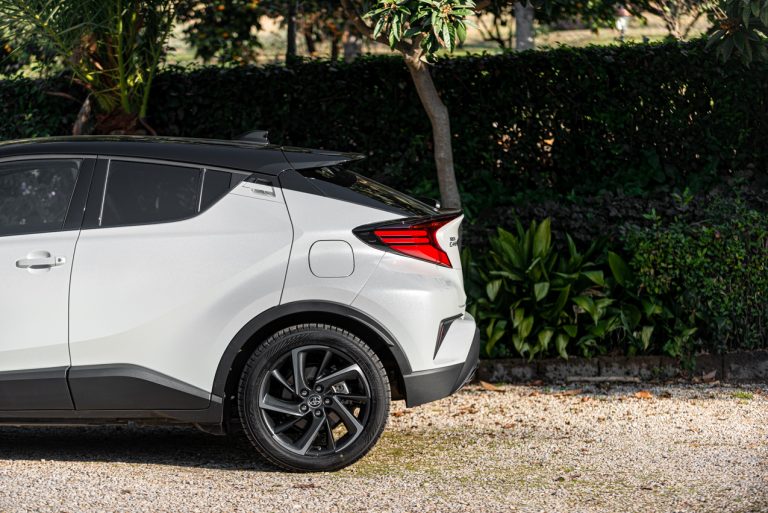 Toyota C-HR 2.0 Hybrid, la prova su strada