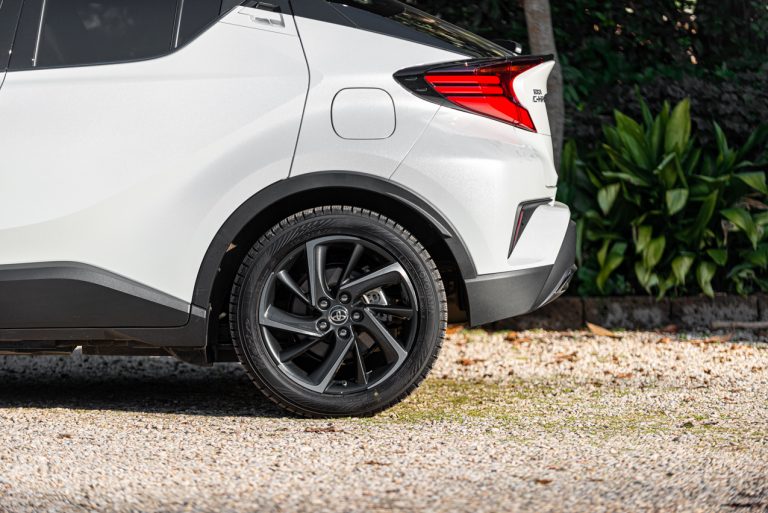 Toyota C-HR 2.0 Hybrid, la prova su strada