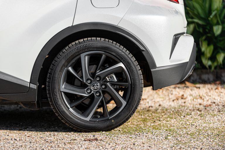 Toyota C-HR 2.0 Hybrid, la prova su strada