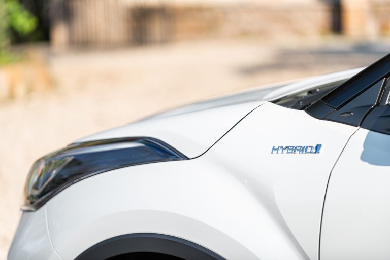 Toyota C-HR 2.0 Hybrid, la prova su strada
