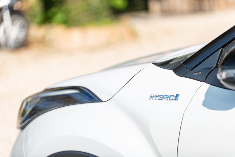 Toyota C-HR 2.0 Hybrid, la prova su strada