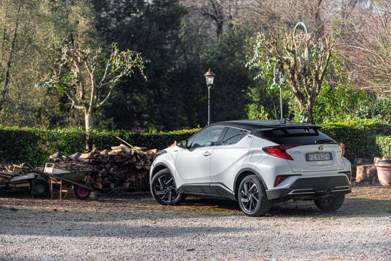 Toyota C-HR 2.0 Hybrid, la prova su strada