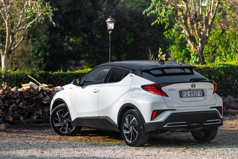 Toyota C-HR 2.0 Hybrid, la prova su strada