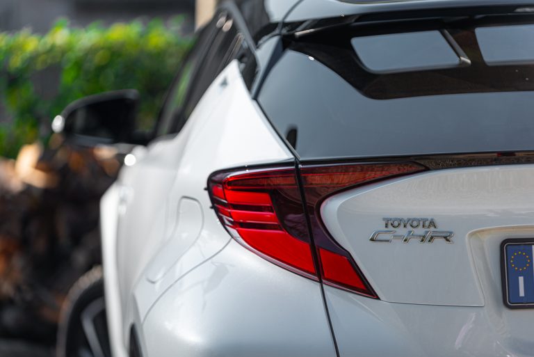 Toyota C-HR 2.0 Hybrid, la prova su strada
