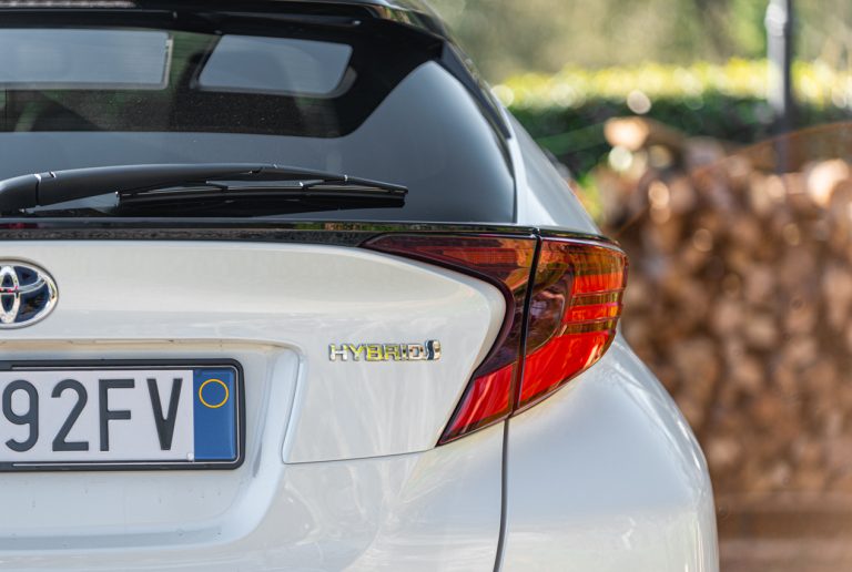 Toyota C-HR 2.0 Hybrid, la prova su strada