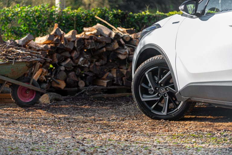 Toyota C-HR 2.0 Hybrid, la prova su strada