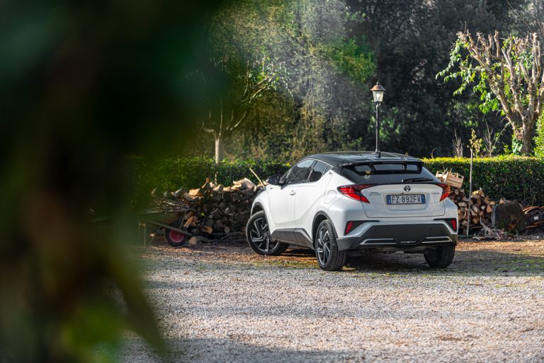 Toyota C-HR 2.0 Hybrid, la prova su strada