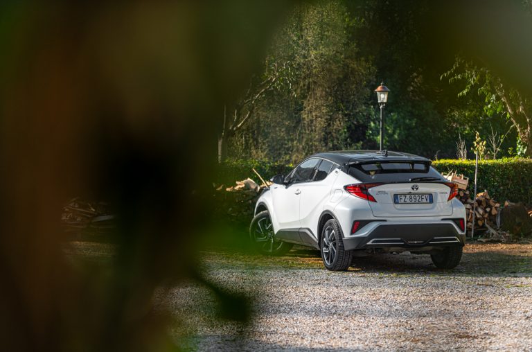 Toyota C-HR 2.0 Hybrid, la prova su strada