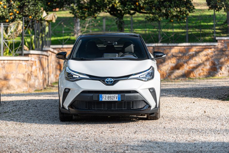 Toyota C-HR 2.0 Hybrid, la prova su strada