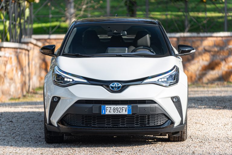 Toyota C-HR 2.0 Hybrid, la prova su strada