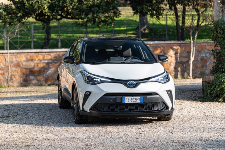 Toyota C-HR 2.0 Hybrid, la prova su strada