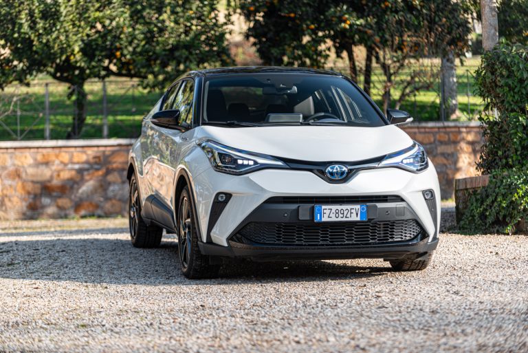 Toyota C-HR 2.0 Hybrid, la prova su strada