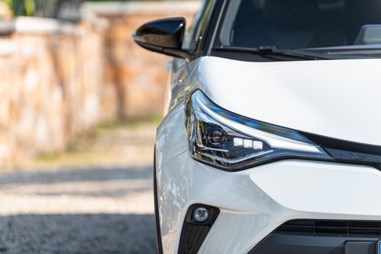 Toyota C-HR 2.0 Hybrid, la prova su strada