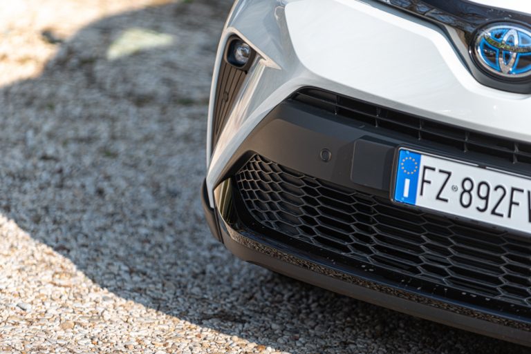 Toyota C-HR 2.0 Hybrid, la prova su strada