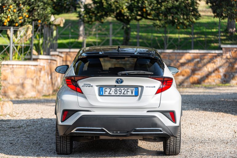 Toyota C-HR 2.0 Hybrid, la prova su strada