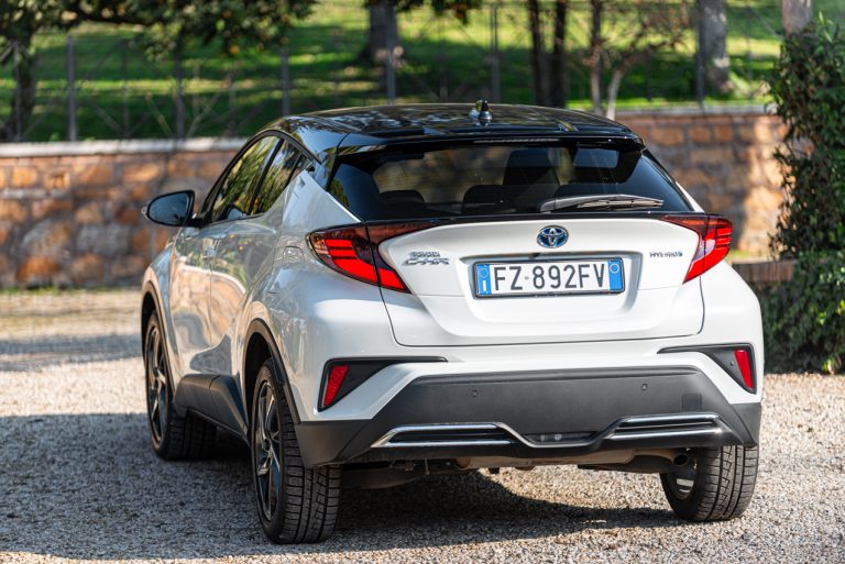 Toyota C-HR 2.0 Hybrid, la prova su strada