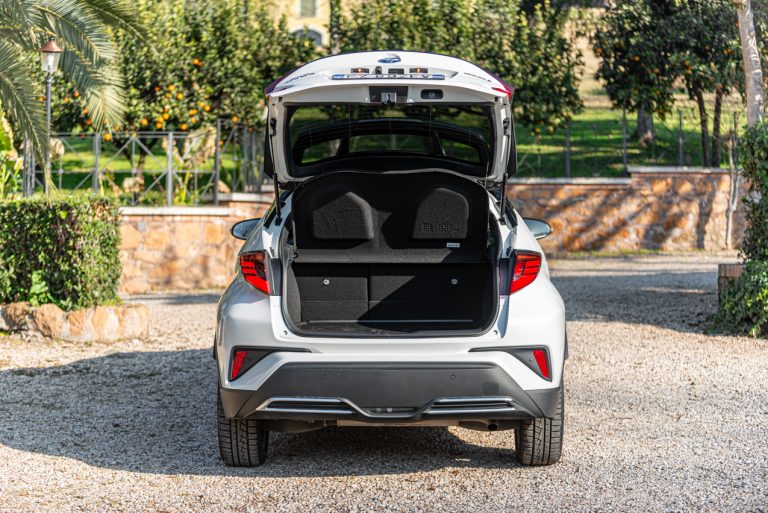 Toyota C-HR 2.0 Hybrid, la prova su strada