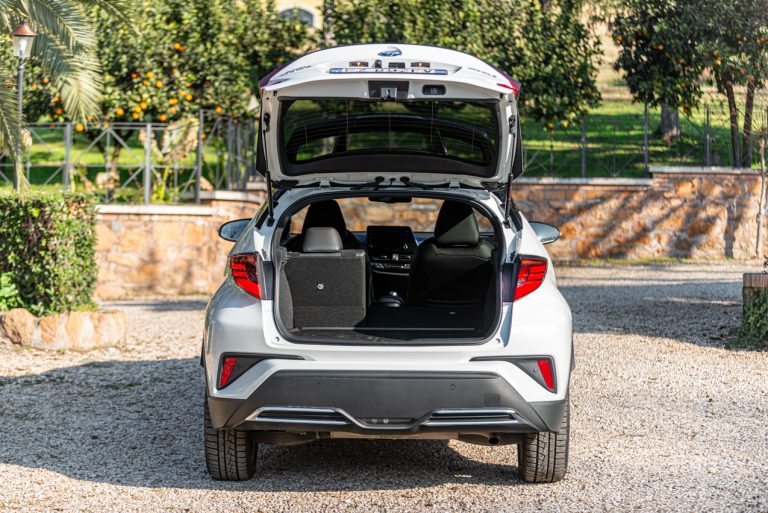 Toyota C-HR 2.0 Hybrid, la prova su strada