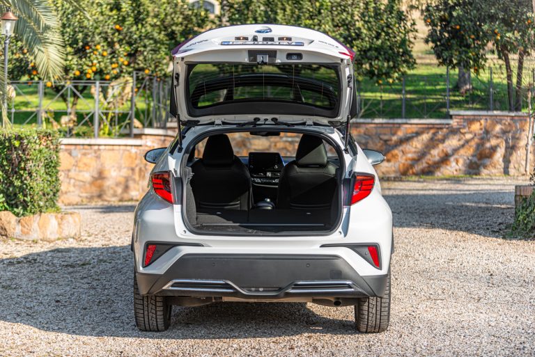 Toyota C-HR 2.0 Hybrid, la prova su strada
