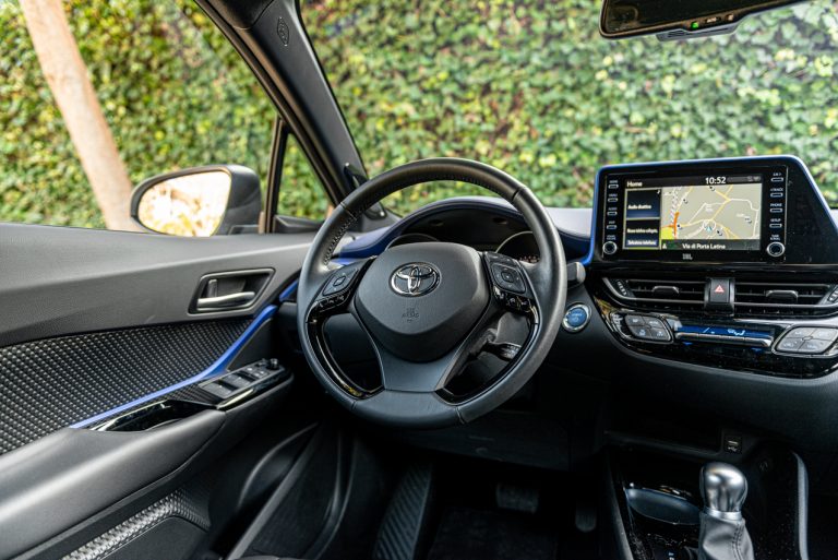 Toyota C-HR 2.0 Hybrid, la prova su strada
