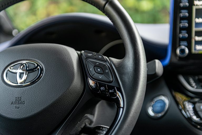 Toyota C-HR 2.0 Hybrid, la prova su strada