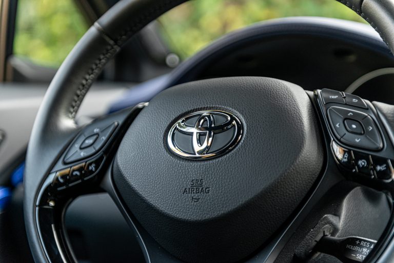 Toyota C-HR 2.0 Hybrid, la prova su strada
