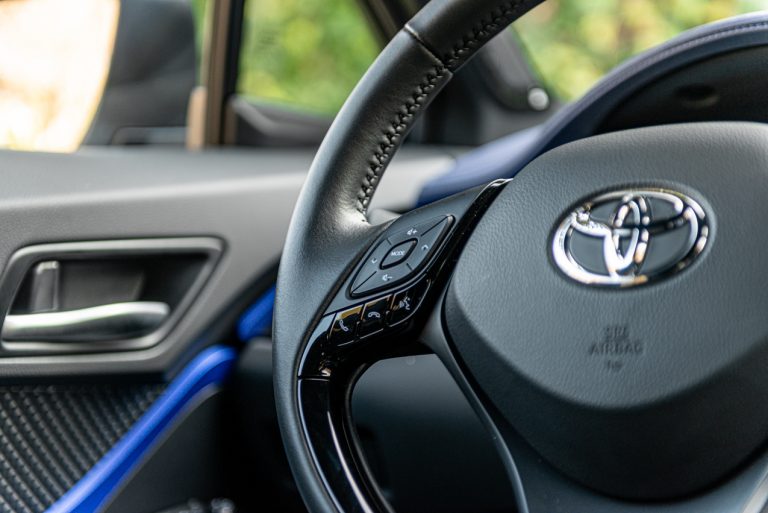 Toyota C-HR 2.0 Hybrid, la prova su strada