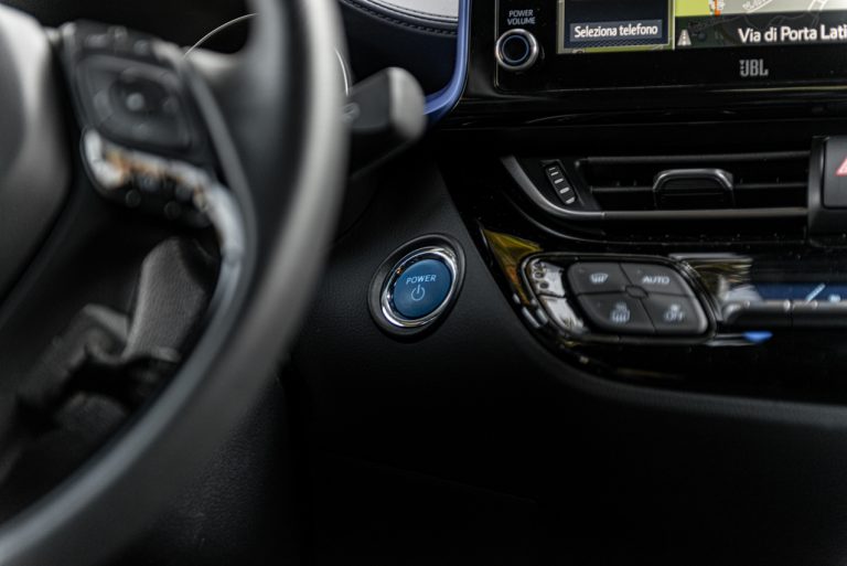 Toyota C-HR 2.0 Hybrid, la prova su strada