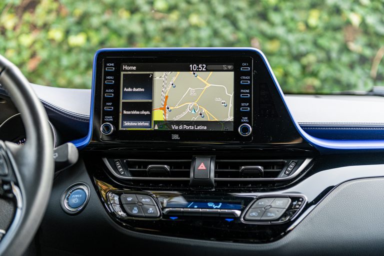 Toyota C-HR 2.0 Hybrid, la prova su strada