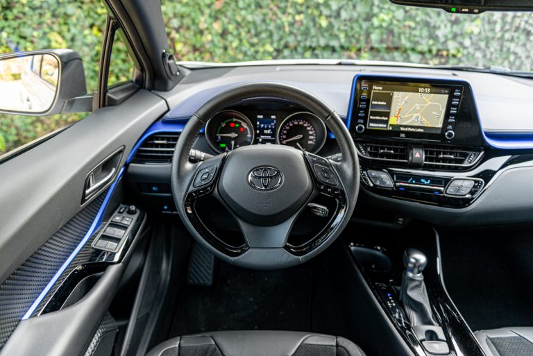 Toyota C-HR 2.0 Hybrid, la prova su strada