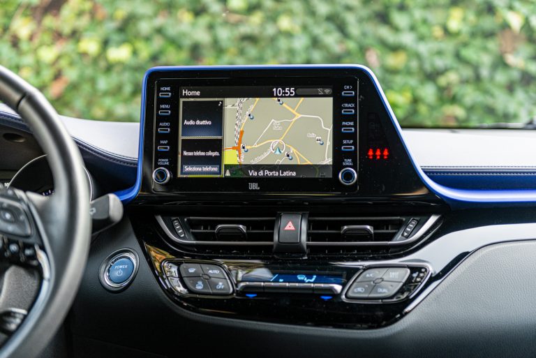 Toyota C-HR 2.0 Hybrid, la prova su strada