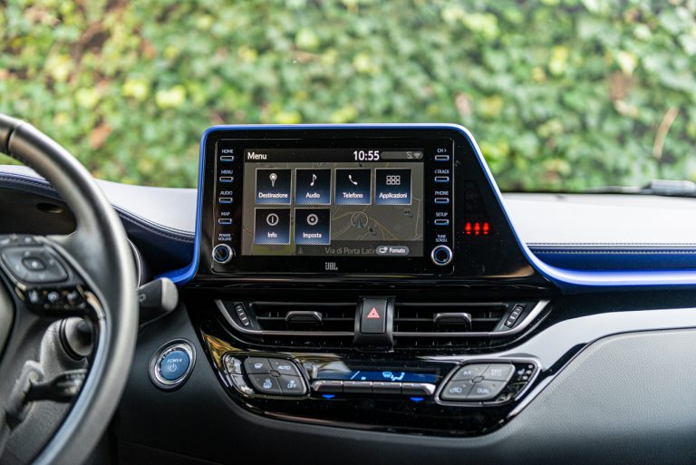 Toyota C-HR 2.0 Hybrid, la prova su strada