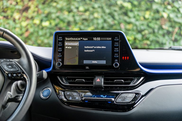 Toyota C-HR 2.0 Hybrid, la prova su strada