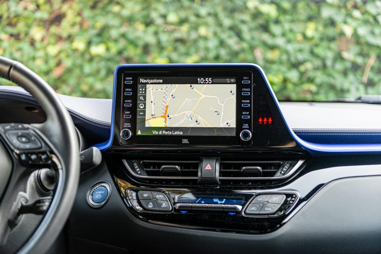Toyota C-HR 2.0 Hybrid, la prova su strada