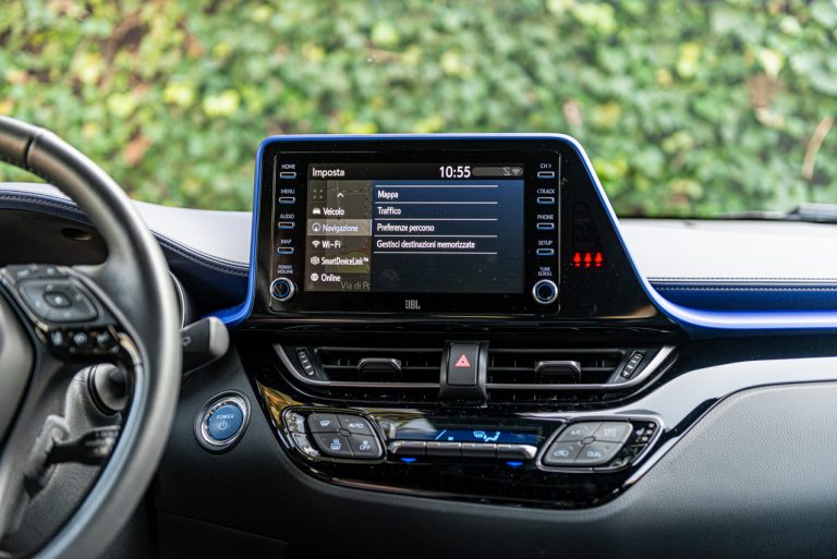 Toyota C-HR 2.0 Hybrid, la prova su strada