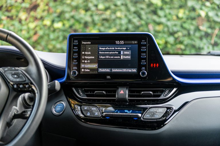 Toyota C-HR 2.0 Hybrid, la prova su strada