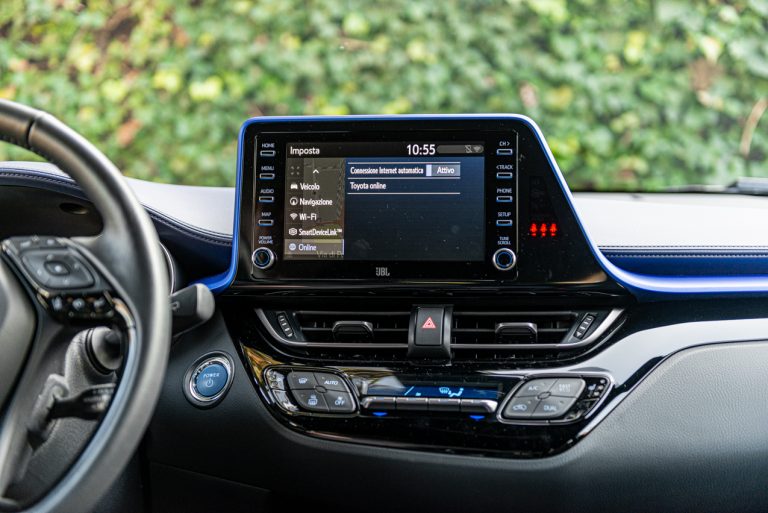 Toyota C-HR 2.0 Hybrid, la prova su strada